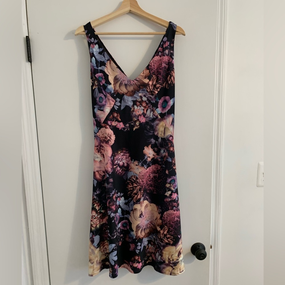 Kevan Hall Co. Never worn. Floral. Mid thingy length. Size 6, feels like a 4.
